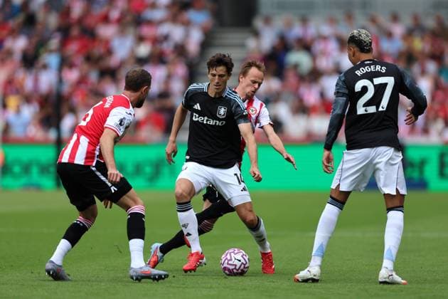 23rd August 2025; Gtech Community Stadium, Brentford, London, England; Premier League Football, Brentford versus Aston Villa; Pau Torres of Aston Villa challenged by Mikkel Damsgaard of Brentford  JohnxPatrickxFletcher
