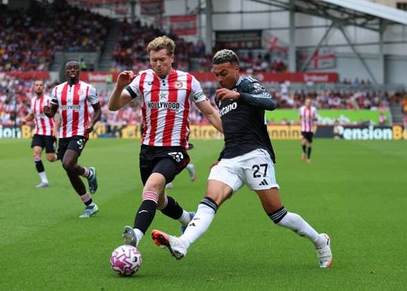 23rd August 2025; Gtech Community Stadium, Brentford, London, England; Premier League Football, Brentford versus Aston Villa; Nathan Collins of Brentford challenges Morgan Rogers of Aston Villa  JohnxPatrickxFletcher