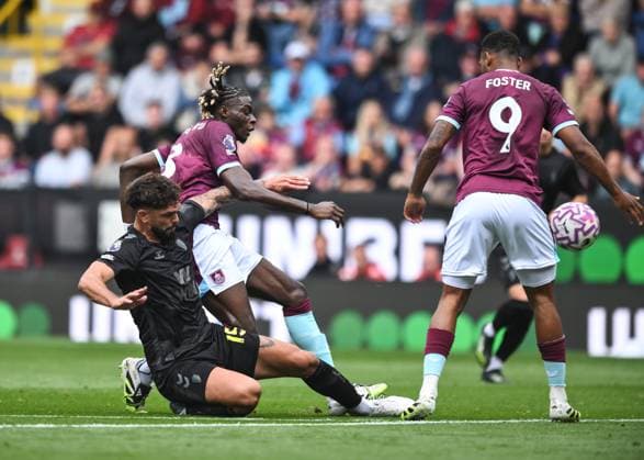 Omar Alderete of Sunderland challenges Lesley Ugochukwo of Burnley Burnley v Sunderland, Premier League, Football, Turf Moor, Burnley, UK - 23 Aug 2025Burnley Turf Moor United Kingdom EDITORIAL USE ONLY No use with unauthorised audio, video, data, fixture lists, club league logos or live services. Online in-match use limited to 120 images, no video emulation. No use in betting, games or single club league player publications. Copyright: xRichardxLee Shutterstockx 15449569ad