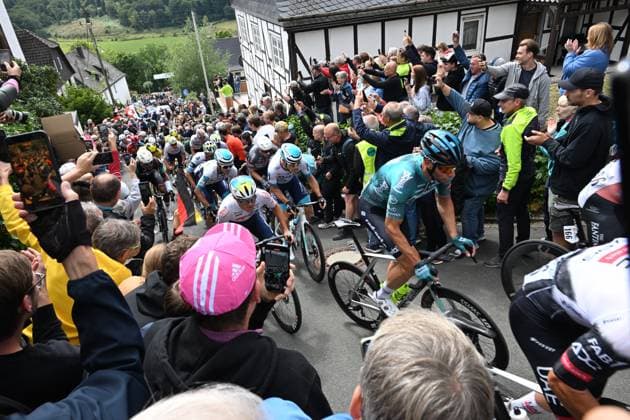 RECORD DATE NOT STATED Lidl Deutschland Tour 2025 Am 23.8. führte die dritte Etappe über 175,7 Kilometer von Arnsberg nach Kassel und zählte mit rund 3.000 Höhenmetern zu den härtesten der Rundfahrt. Ständige Anstiege, darunter die steile Hirschberger Wand forderten die Fahrer.