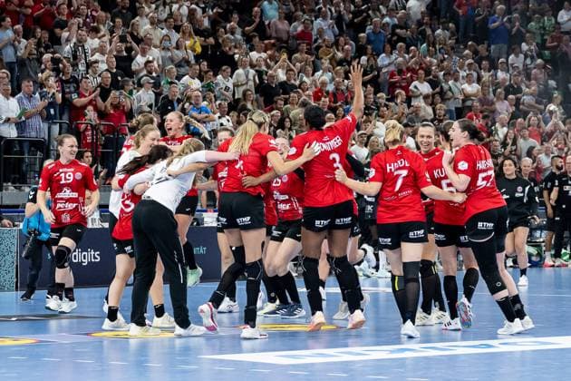 Die Spielerinnen des Thueringer HC bejubeln direkt nach Ende der Partie und einem 31:30 - Sieg den Gewinn des HBF Handball Supercup 2025 GER, HSG Blomberg-Lippe vs. Thueringer HC, Handball, HBF Supercup 2025, Finale, 23.08.2025. GER, HSG Blomberg-Lippe vs. Thueringer HC, Handball, HBF Supercup 2025, Finale, 23.08.2025. Muenchen Copyright: xEibner-Pressefoto HeikexFeinerx EP_HFR