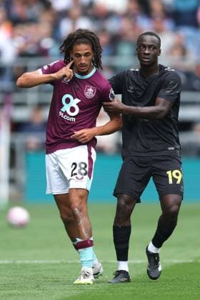 Burnley v Sunderland Premier League Hannibal Mejbri of Burnley is calmed down by Habib Diarra of Sunderland during the Premier League match at Turf Moor, Burnley UK Newspapers OUT Copyright: xRyanxJenkinsonx FIL-22135-0045