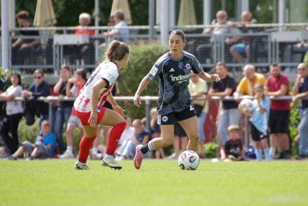 24.08.2025, xgrfx, Fussball Testspiel , SC Freiburg Frauen - Eintracht Frankfurt Frauen v.l. Nia Szenk (SC Freiburg), Ereleta Memeti (Eintracht Frankfurt) (DFL DFB REGULATIONS PROHIBIT ANY USE OF PHOTOGRAPHS as IMAGE SEQUENCES and or QUASI-VIDEO) Freiburg