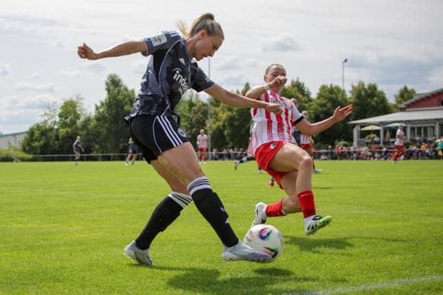 Sport Bilder des Tages 24.08.2025, xgrfx, Fussball Testspiel , SC Freiburg Frauen - Eintracht Frankfurt Frauen v.l. Rebecka Blomqvist (Eintracht Frankfurt), Sophie Nachtigall (SC Freiburg) (DFL DFB REGULATIONS PROHIBIT ANY USE OF PHOTOGRAPHS as IMAGE SEQUENCES and or QUASI-VIDEO) Freiburg