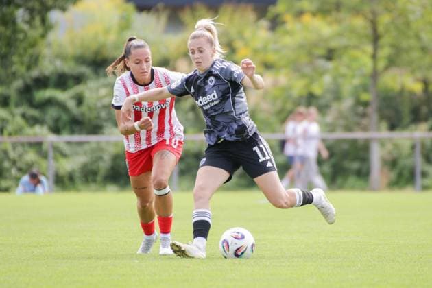 24.08.2025, xgrfx, Fussball Testspiel , SC Freiburg Frauen - Eintracht Frankfurt Frauen v.l. Selina Vobian (SC Freiburg), Nina Lührßen (Eintracht Frankfurt) (DFL DFB REGULATIONS PROHIBIT ANY USE OF PHOTOGRAPHS as IMAGE SEQUENCES and or QUASI-VIDEO) Freiburg