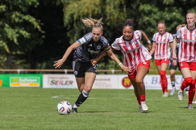 24.08.2025, xgrfx, Fussball Testspiel , SC Freiburg Frauen - Eintracht Frankfurt Frauen v.l. Laura Freigang (Eintracht Frankfurt), Nicole Ojukwu (SC Freiburg) (DFL DFB REGULATIONS PROHIBIT ANY USE OF PHOTOGRAPHS as IMAGE SEQUENCES and or QUASI-VIDEO) Freiburg