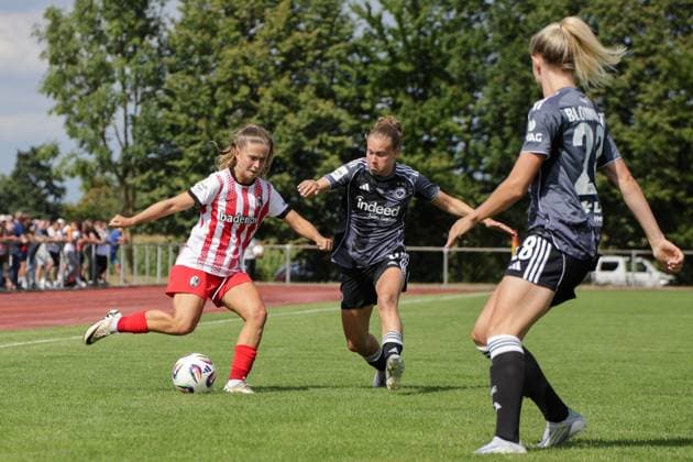 24.08.2025, xgrfx, Fussball Testspiel , SC Freiburg Frauen - Eintracht Frankfurt Frauen v.l. Nia Szenk (SC Freiburg), Jarne Teulings (Eintracht Frankfurt) (DFL DFB REGULATIONS PROHIBIT ANY USE OF PHOTOGRAPHS as IMAGE SEQUENCES and or QUASI-VIDEO) Freiburg