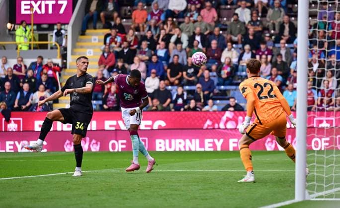 Jaidon Anthony of Burnley puts a header wide of goal Burnley v Sunderland, Premier League, Football, Turf Moor, Burnley, UK - 23 Aug 2025Burnley Turf Moor United Kingdom EDITORIAL USE ONLY No use with unauthorised audio, video, data, fixture lists, club league logos or live services. Online in-match use limited to 120 images, no video emulation. No use in betting, games or single club league player publications. Copyright: xRichardxLee Shutterstockx 15449569af