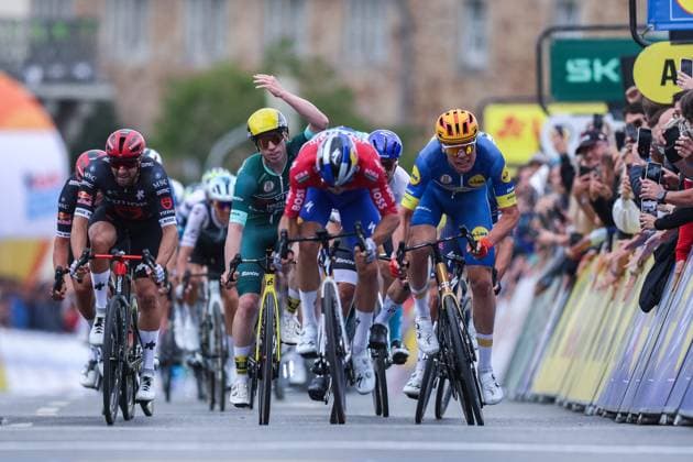 Radsport UCI ProSeries Men Elite LIDL Deutschland Tour 2025 Etappe 3 Arnsberg - Kassel am 23.08.2025 Danny Van Poppel ( RED BULL - BORA - HANSGROHE ), mitte - Soren Waerenskjold ( UNO-X MOBILITY ), links