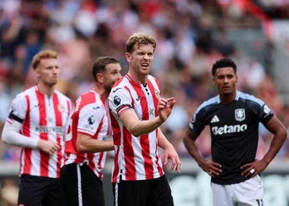 23rd August 2025; Gtech Community Stadium, Brentford, London, England; Premier League Football, Brentford versus Aston Villa; Nathan Collins of Brentford giving instructions to Mikkel Damsgaard of Brentford  JohnxPatrickxFletcher