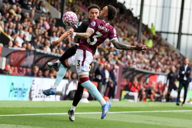 Quilindschy Hartman (3 Burnley) blocks the ball during the Premier League match between Burnley and Sunderland at Turf Moor in Burnley, England on August 23th 2025. Copyright: xSeanxChandlerx xSPPx Sportspressphoto_SPR13880