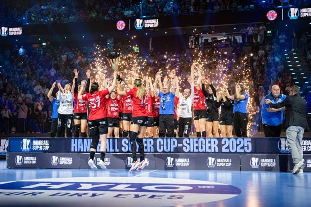 HSG Blomberg-Lippe (GER) vs. Thueringer HC (GER), Handball, 1. Handball Bundesliga Frauen, Supercup, Saison 2025 2026, Muenchen, 23.08.2025 Die Mannschaft des Thueringer HC (GER) jubelt feiert ihren Sieg im Supercup gegen HSG Blomberg-Lippe (GER). Josefine Hanfland (Thueringer HC, 57) und Anika Niederwieser (Thueringer HC, 14) heben den Pokal Muenchen SAP Garden Deutschland