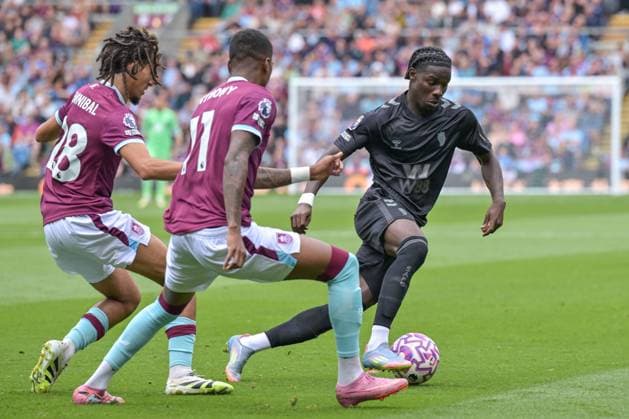 23rd August 2025; Turf Moor, Burnley, Lancashire, England; Premier League Football, Burnley versus Sunderland; Trai Hume of Sunderland controls the ball while under pressure from Jaidon Anthony and Hannibal Mejbri of Burnley  LeexDurkin