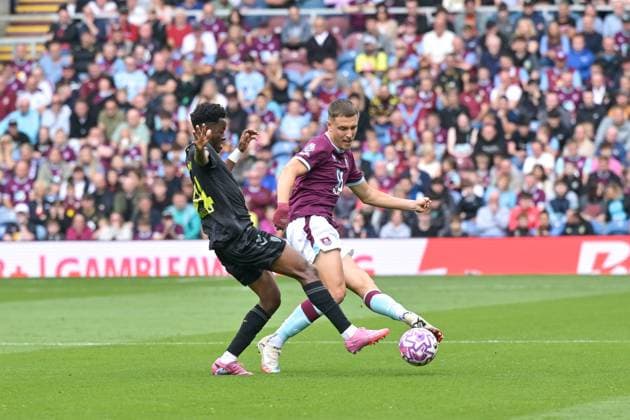 23rd August 2025; Turf Moor, Burnley, Lancashire, England; Premier League Football, Burnley versus Sunderland; Simon Adingra of Sunderland blocks the pass from Maxime Esteve of Burnley  LeexDurkin