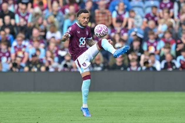 23rd August 2025; Turf Moor, Burnley, Lancashire, England; Premier League Football, Burnley versus Sunderland; Quilindschy Hartman of Burnley brings the high ball under control  LeexDurkin