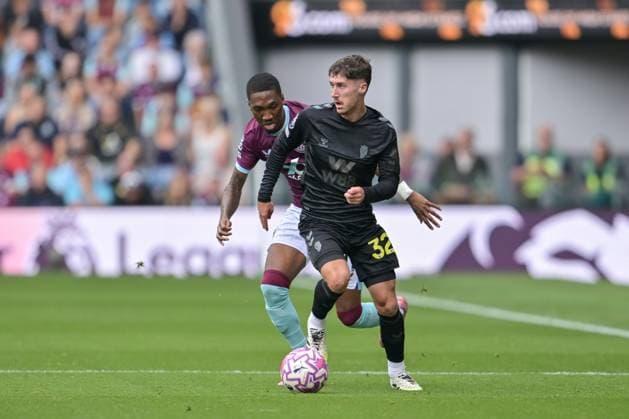23rd August 2025; Turf Moor, Burnley, Lancashire, England; Premier League Football, Burnley versus Sunderland; Trai Hume of Sunderland is pressured by Jaidon Anthony of Burnley  LeexDurkin