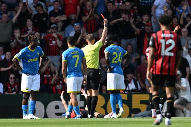 Bournemouth v Wolverhampton Wanderers Premier League 23 08 2025. Red Card - Daniel Bentley (25) of Wolverhampton Wanderers is shown a red card, sent off during the Premier League match between Bournemouth and Wolverhampton Wanderers at the Vitality Stadium, Bournemouth, England on 23 August 2025. Bournemouth Vitality Stadium Dorset England Editorial use only DataCo restrictions apply See www.football-dataco.com , Copyright: xGrahamxHuntx PSI-22680-0046