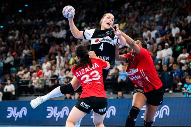 Muenchen: HBF Super Cup 2025 - HSG Blomberg-Lippe - Thueringer HC v.li. Natsuki Aizawa (Thueringer HC), Andrea Jacobsen (Blomberg), Sharon Nooitmeer (Thueringer HC) Muenchen SAP Garden Bayern Deutschland
