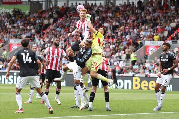 Brentford v Aston Villa 23 August 2025, London - Premier League Football - Brentford v Aston Villa - Nathan Collins of Brentford (far right) fouls Aston Villa goalkeeper Emiliano Martinez as he goes up against Sepp van den Berg of Brentford meaning the 2nd Brentford goal is disallowed - Photo: Charlotte Wilson Offside. London UK Copyright: xCharlottexWilsonx xOffsidexOffside
