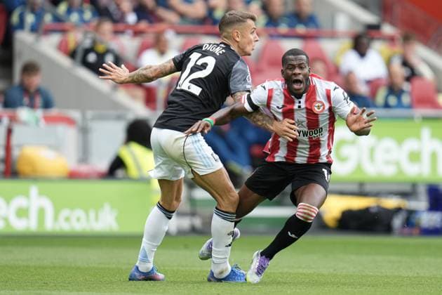 Premier League Brentford v Aston Villa Lucas Digne of Aston Villa holds Dango Ouattara of Brentford off the ball during the Premier League match Brentford vs Aston Villa at The Gtech Community Stadium, London, United Kingdom, 23rd August 2025 (Photo by Harvey Murphy News Images) Copyright: xHarveyxMurphy NewsxImagesx