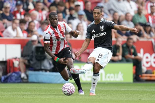 Premier League Brentford v Aston Villa Youri Tielemans of Aston Villa plays a pass under pressure during the Premier League match Brentford vs Aston Villa at The Gtech Community Stadium, London, United Kingdom, 23rd August 2025 (Photo by Harvey Murphy News Images) Copyright: xHarveyxMurphy NewsxImagesx