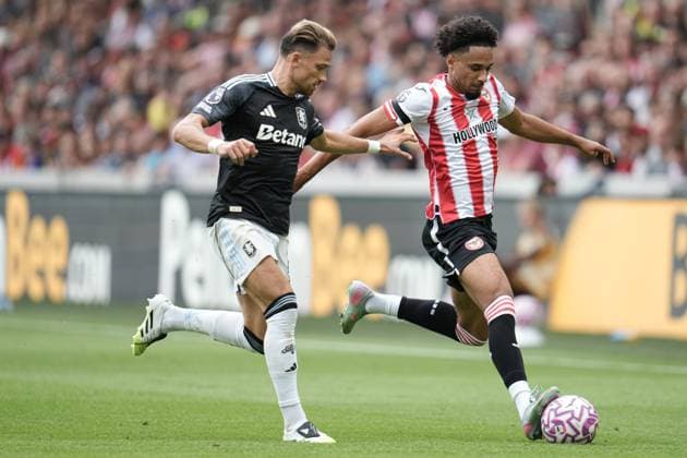 Premier League Brentford v Aston Villa Kevin Schade of Brentford holds off Matty Cash of Aston Villa on the ball during the Premier League match Brentford vs Aston Villa at The Gtech Community Stadium, London, United Kingdom, 23rd August 2025 (Photo by Harvey Murphy News Images) Copyright: xHarveyxMurphy NewsxImagesx