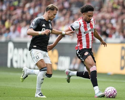 Premier League Brentford v Aston Villa Kevin Schade of Brentford holds off Matty Cash of Aston Villa whilst on the ball during the Premier League match Brentford vs Aston Villa at The Gtech Community Stadium, London, United Kingdom, 23rd August 2025 (Photo by Harvey Murphy News Images) Copyright: xHarveyxMurphy NewsxImagesx