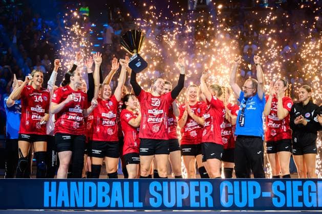 Muenchen: HBF Super Cup 2025 - HSG Blomberg-Lippe - Thueringer HC Csenge Kuczora (Thueringer HC) Schlussjubel Schlußjubel Emotion Freude Muenchen SAP Garden Bayern Deutschland