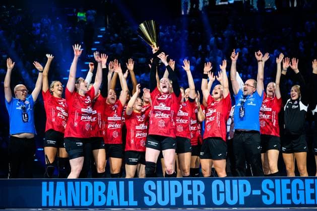 Muenchen: HBF Super Cup 2025 - HSG Blomberg-Lippe - Thueringer HC Johanna Reichert (Thueringer HC) reckt den Pokal in die Höhe Muenchen SAP Garden Bayern Deutschland