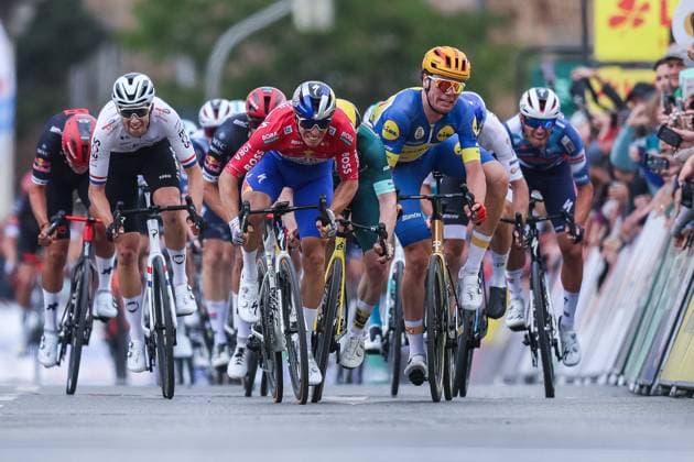Radsport UCI ProSeries Men Elite LIDL Deutschland Tour 2025 Etappe 3 Arnsberg - Kassel am 23.08.2025 mit Niklas Behrens ( TEAM VISMA LEASE A BIKE ) am Ende, mit Danny Van Poppel ( RED BULL - BORA - HANSGROHE ), drängt James Matthew Brennan ( TEAM VISMA LEASE A BIKE ), und Soren Waerenskjold ( UNO-X MOBILITY ), ab