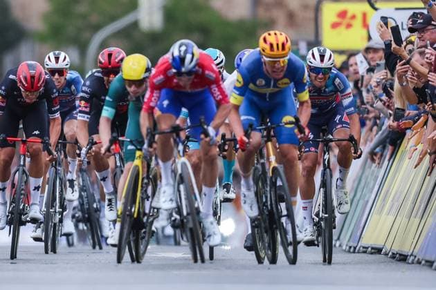 Radsport UCI ProSeries Men Elite LIDL Deutschland Tour 2025 Etappe 3 Arnsberg - Kassel am 23.08.2025 mit Niklas Behrens ( TEAM VISMA LEASE A BIKE ) am Ende, mit Danny Van Poppel ( RED BULL - BORA - HANSGROHE ), drängt James Matthew Brennan ( TEAM VISMA LEASE A BIKE ), und Soren Waerenskjold ( UNO-X MOBILITY ), ab