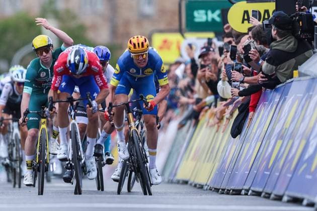Radsport UCI ProSeries Men Elite LIDL Deutschland Tour 2025 Etappe 3 Arnsberg - Kassel am 23.08.2025 mit Niklas Behrens ( TEAM VISMA LEASE A BIKE ) am Ende, mit Danny Van Poppel ( RED BULL - BORA - HANSGROHE ), drängt James Matthew Brennan ( TEAM VISMA LEASE A BIKE ), und Soren Waerenskjold ( UNO-X MOBILITY ), ab