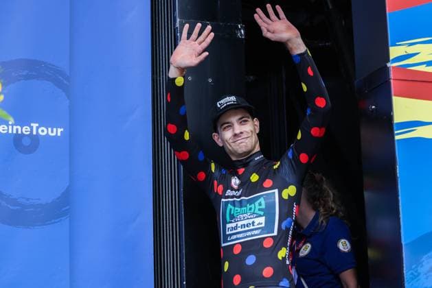 Radsport UCI ProSeries Men Elite LIDL Deutschland Tour 2025 Etappe 3 Arnsberg - Kassel am 23.08.2025 Miguel Heidemann ( REMBE RAD-NET ) auf dem Podium