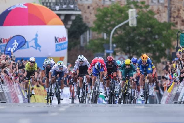 Radsport UCI ProSeries Men Elite LIDL Deutschland Tour 2025 Etappe 3 Arnsberg - Kassel am 23.08.2025 Zielsprint Vorne: Danny Van Poppel ( RED BULL - BORA - HANSGROHE ), Soren Waerenskjold ( UNO-X MOBILITY ), James Matthew Brennan ( TEAM VISMA LEASE A BIKE )