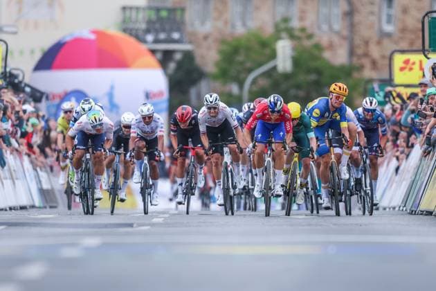 Radsport UCI ProSeries Men Elite LIDL Deutschland Tour 2025 Etappe 3 Arnsberg - Kassel am 23.08.2025 Danny Van Poppel ( RED BULL - BORA - HANSGROHE ), links - James Matthew Brennan ( TEAM VISMA LEASE A BIKE ), mitte - Soren Waerenskjold ( UNO-X MOBILITY ), rechts