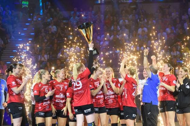 Sport Bilder des Tages Players and staff of Thüringer HC celebrating with the supercup trophy after the DHB Supercup match between Thüringer HC and HSG Blomberg-Lippe, SAP Garden, Munich, Germany. (Sven Beyrich SPP)  Copyright: xSvenxBeyrich SPPx spp-en-SvBe-SvBe-20250823-ND5_2220