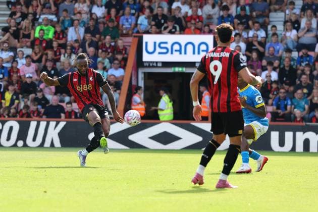 Football - 2025 2026 Premier League - AFC Bournemouth vs Wolverhampton Wanderers - The Vitality Stadium - Saturday 23rd August 2025 Antoine Semenyo of Bournemouth misses a chance in the second half during the Premier League match at the Vitality Stadium COLORSPORT Shaun Boggust 