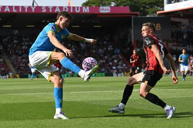 Bournemouth v Wolverhampton Wanderers Premier League 23 08 2025. Jorgen Strand Larsen (9) of Wolverhampton Wanderers battles for possession with Adrien Truffert (3) of AFC Bournemouth during the Premier League match between Bournemouth and Wolverhampton Wanderers at the Vitality Stadium, Bournemouth, England on 23 August 2025. Bournemouth Vitality Stadium Dorset England Editorial use only DataCo restrictions apply See www.football-dataco.com , Copyright: xGrahamxHuntx PSI-22680-0055