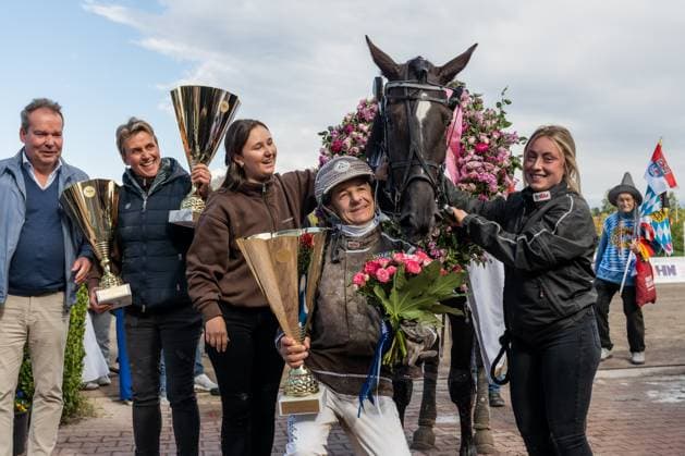 Sport Bilder des Tages 23.08.2025,Berlin,GER, - Uffizie (2) mit Josef Franzl gewinnt das Deutsche Stuten-Derby 2025. *** 23 08 2025,Berlin,GER, Uffizie 2 with Josef Franzl wins the German Mares Derby 2025