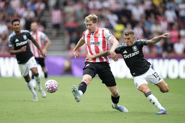 Premier League Brentford v Aston Villa Nathan Collins of Brentford plays pass under pressure from Lucas Digne of Aston Villa during the Premier League match Brentford vs Aston Villa at The Gtech Community Stadium, London, United Kingdom, 23rd August 2025 (Photo by Harvey Murphy News Images) Copyright: xHarveyxMurphy NewsxImagesx
