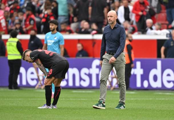 Trainer Erik ten Hag (Bayer 04 Leverkusen), re., und Alejandro Grimaldo (Bayer 04 Leverkusen) nach der Niederlage 23.08.2025, Fussball 1. Bundesliga, Saison 2025 2026, 1. Spieltag, Bayer 04 Leverkusen - TSG Hoffenheim DFL regulations prohibit any use of photographs as image sequences and or quasi-video Leverkusen BayArena Nordrhein Westfalen Deutschland