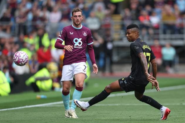 Burnley v Sunderland Premier League Jacob Bruun Larsen of Burnley passes the ball whilst under pressure from Reinildo Mandava of Sunderland during the Premier League match at Turf Moor, Burnley UK Newspapers OUT Copyright: xRyanxJenkinsonx FIL-22135-0054