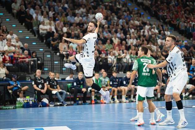 Fuechse Berlin gegen THW Kiel, Handball, 1. Handball Bundesliga Herren, Supercup, Saison 2025 2026, Muenchen, 23.08.2025 Veron Nacinovic (THW Kiel, 93) im Torwurf Muenchen SAP Garden Deutschland