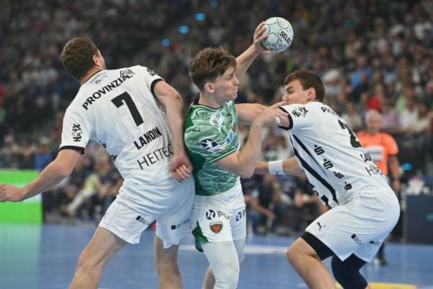 Nils LICHTLEIN (Fuechse Berlin), Aktion,Zweikampf gegen Magnus Landin JACOBSEN (Kiel) und Lukas LAUBE (Kiel) Handball Super Cup 2025 der Maenner Fuechse Berlin vs. THW Kiel am 23.08.2025, SAP GARDEN Muenchen.