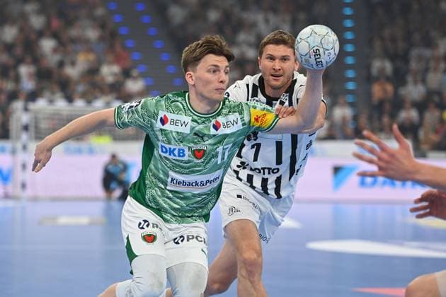 Nils LICHTLEIN (Fuechse Berlin), Aktion,Zweikampf gegen Magnus Landin JACOBSEN (Kiel) Handball Super Cup 2025 der Maenner Fuechse Berlin vs. THW Kiel am 23.08.2025, SAP GARDEN Muenchen.