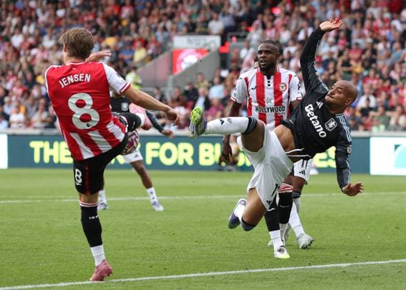Brentford v Aston Villa 23 August 2025, London - Premier League Football - Brentford v Aston Villa - Mathias Jensen of Brentford clears the ball from Donyell Malen of Aston Villa - Photo: Charlotte Wilson Offside. London UK Copyright: xCharlottexWilsonx xOffsidexOffside