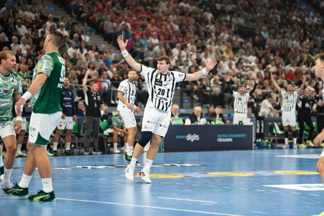Fuechse Berlin gegen THW Kiel, Handball, 1. Handball Bundesliga Herren, Supercup, Saison 2025 2026, Muenchen, 23.08.2025 Lukas Laube (THW Kiel, 20) beschwert sich Muenchen SAP Garden Deutschland