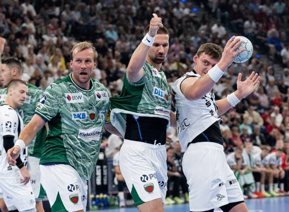 Max Darj (Fuechse Berlin, 5), Fabian Wiede (Fuechse Berlin, 3) und Lukas Laube (THW Kiel, 20) GER, Fuechse Berlin vs. THW Kiel, Handball, HBL Supercup 2025, Finale, 23.08.2025. GER, Fuechse Berlin vs. THW Kiel, Handball, HBL Supercup 2025, Finale, 23.08.2025. Muenchen Copyright: xEibner-Pressefoto HeikexFeinerx EP_HFR