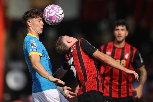 Bournemouth v Wolverhampton Wanderers 23 August 2025 Boscombe - Premier League Football - Bournemouth v Wolverhampton Wanderers - Jorgen Strand Larsen of Wolverhampton Wanderers gets his head to the ball before Adrien Truffert of Bournemouth - (Photo by Mark Leech). Boscombe UK Copyright: xMarkxLeechxOffside