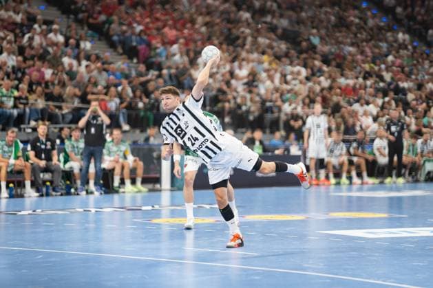 Fuechse Berlin gegen THW Kiel, Handball, 1. Handball Bundesliga Herren, Supercup, Saison 2025 2026, Muenchen, 23.08.2025 Lukas Zerbe (THW Kiel, 24) bei einem 7-Meter Wurf Muenchen SAP Garden Deutschland